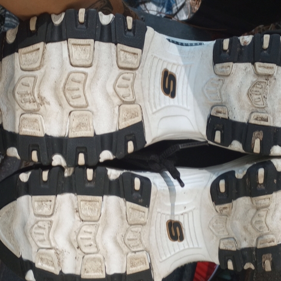 COPY - Women's size 7 sketchers black and red only wore twice - Picture 2 of 7